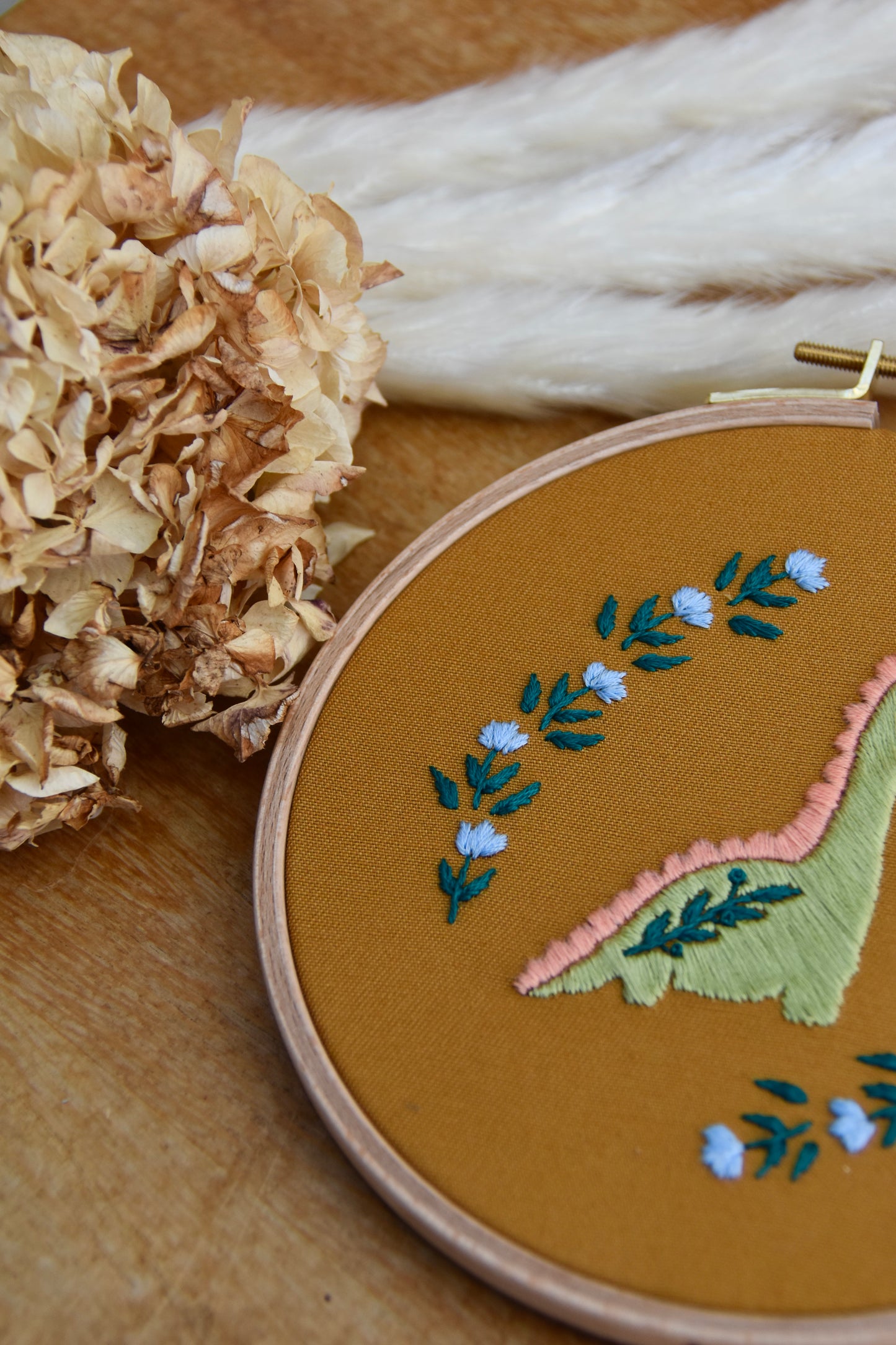 Broderie décorative Hector le Dinosaure