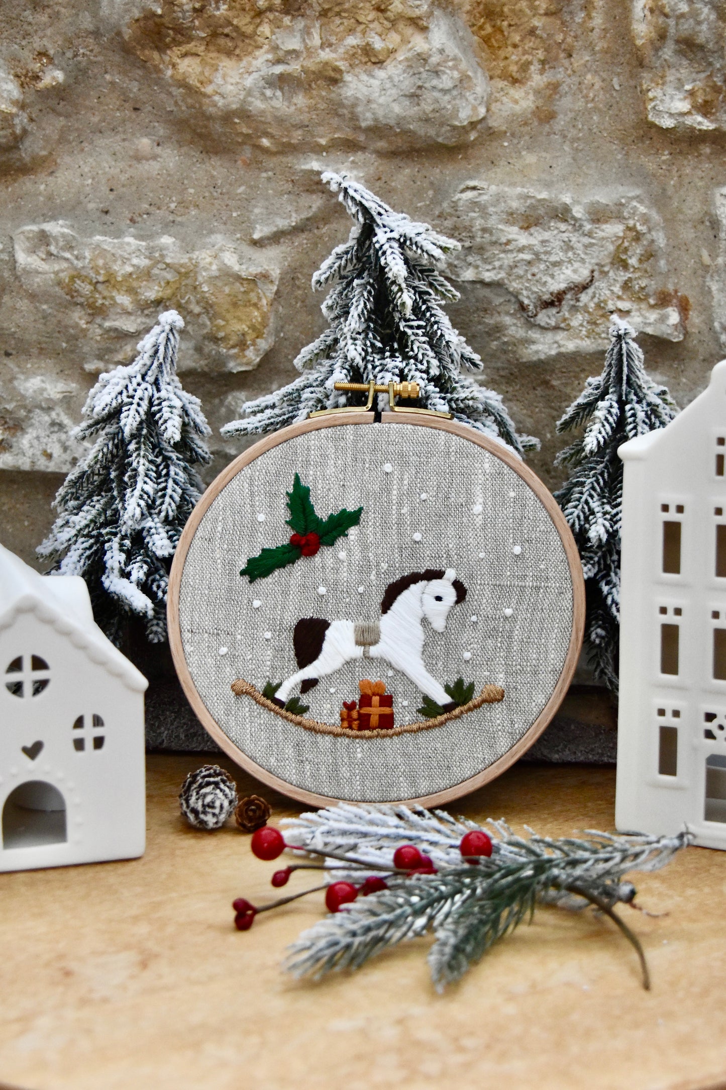 Broderie décorative cheval à bascule de Noël
