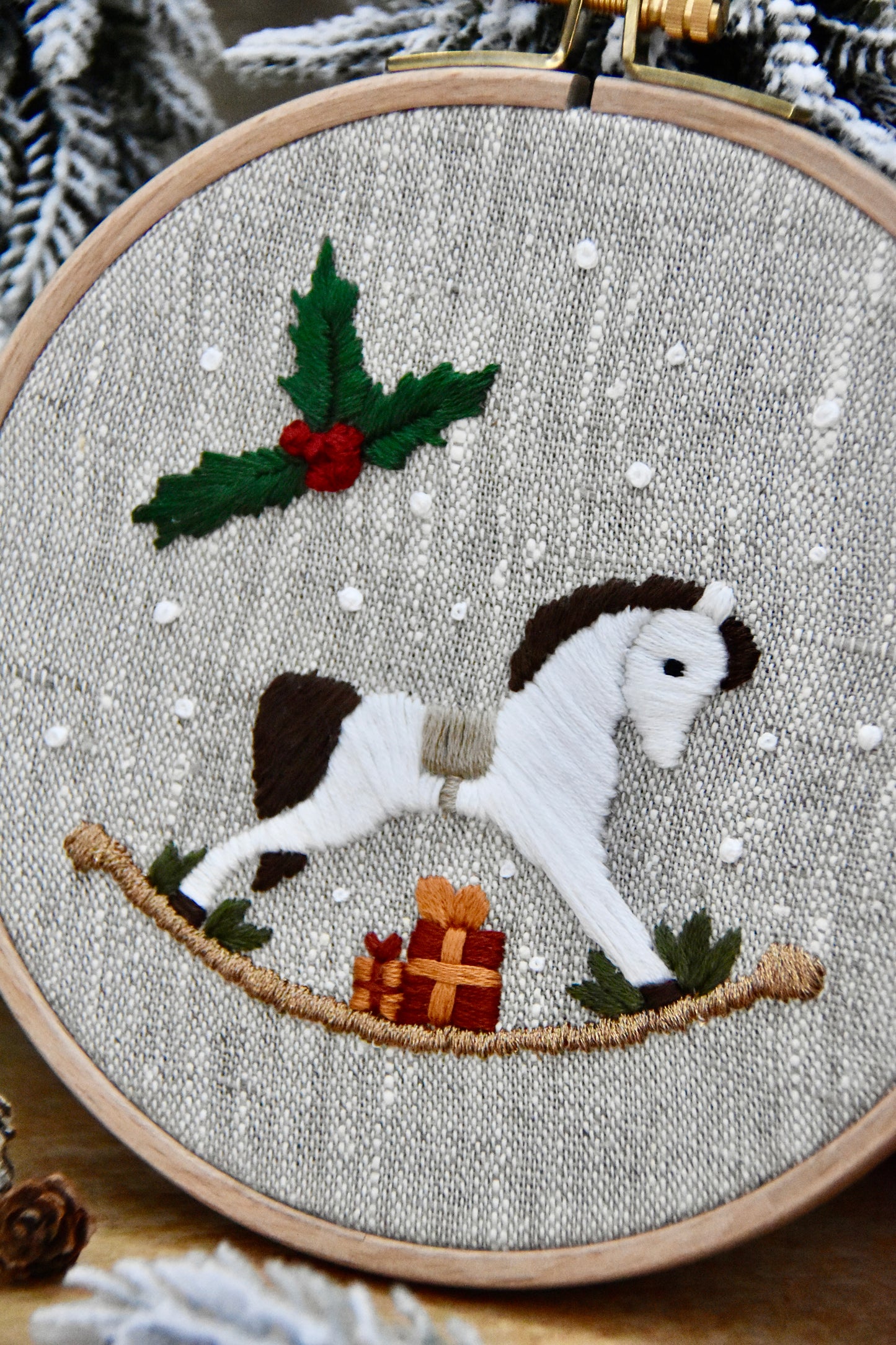 Broderie décorative cheval à bascule de Noël