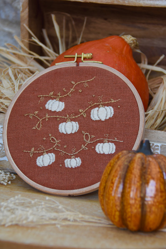 Broderie décorative Automne - guirlande de citrouilles