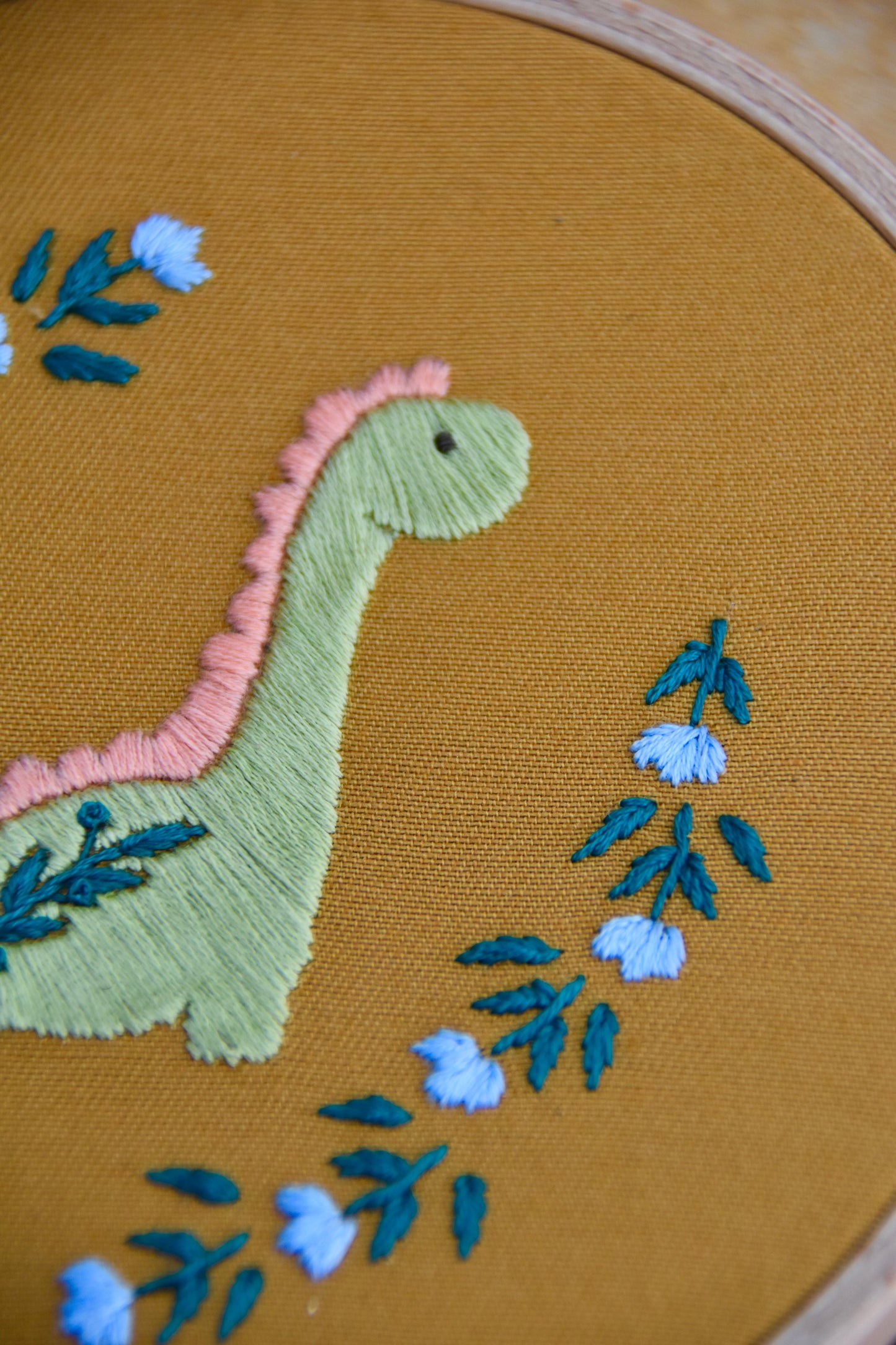 Broderie décorative Hector le Dinosaure