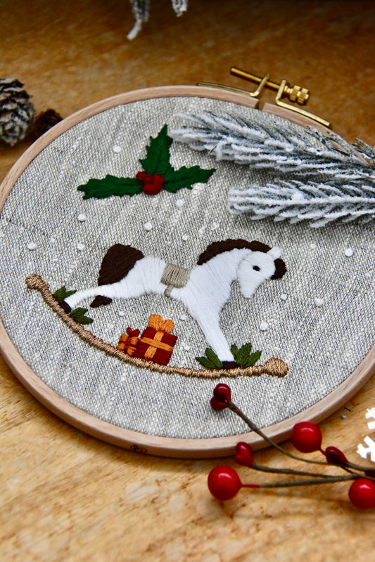 Broderie décorative cheval à bascule de Noël