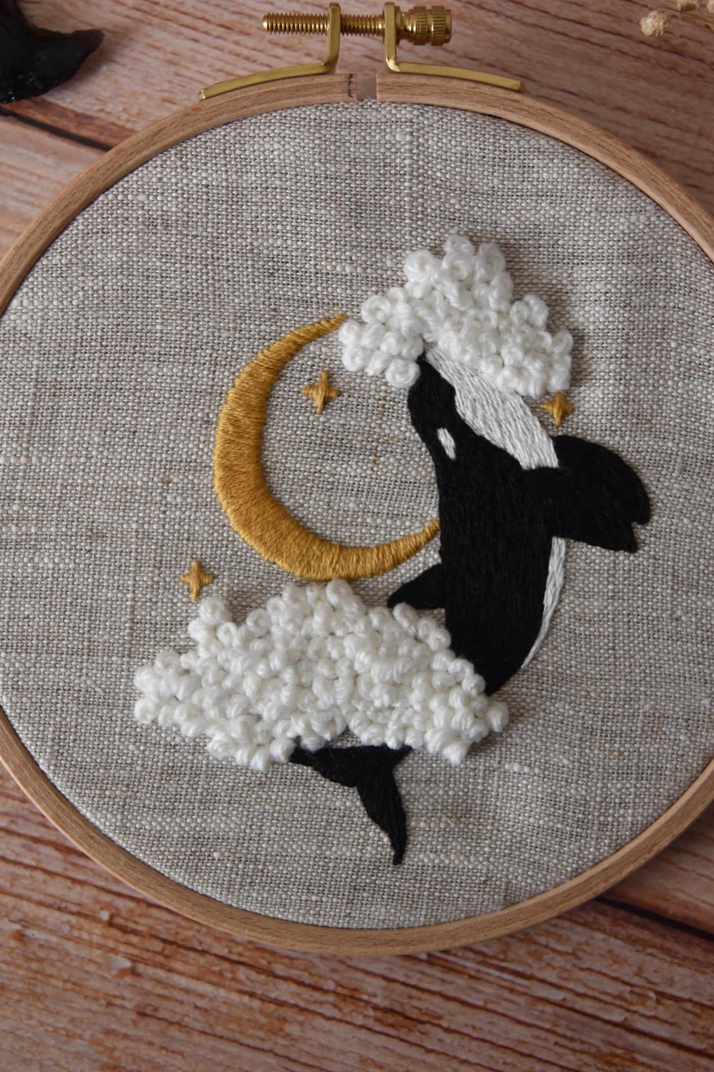Broderie décorative Orque dans les nuages