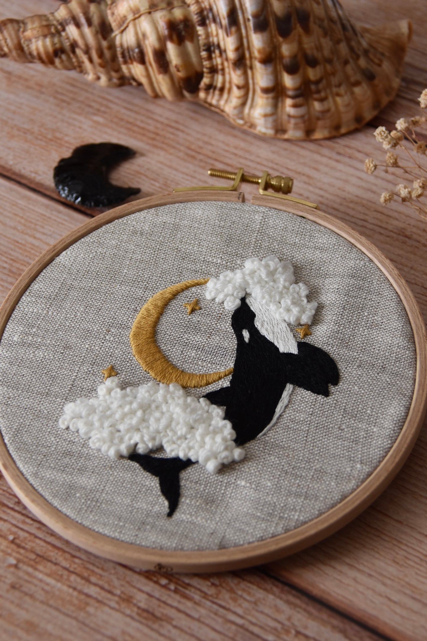 Broderie décorative Orque dans les nuages